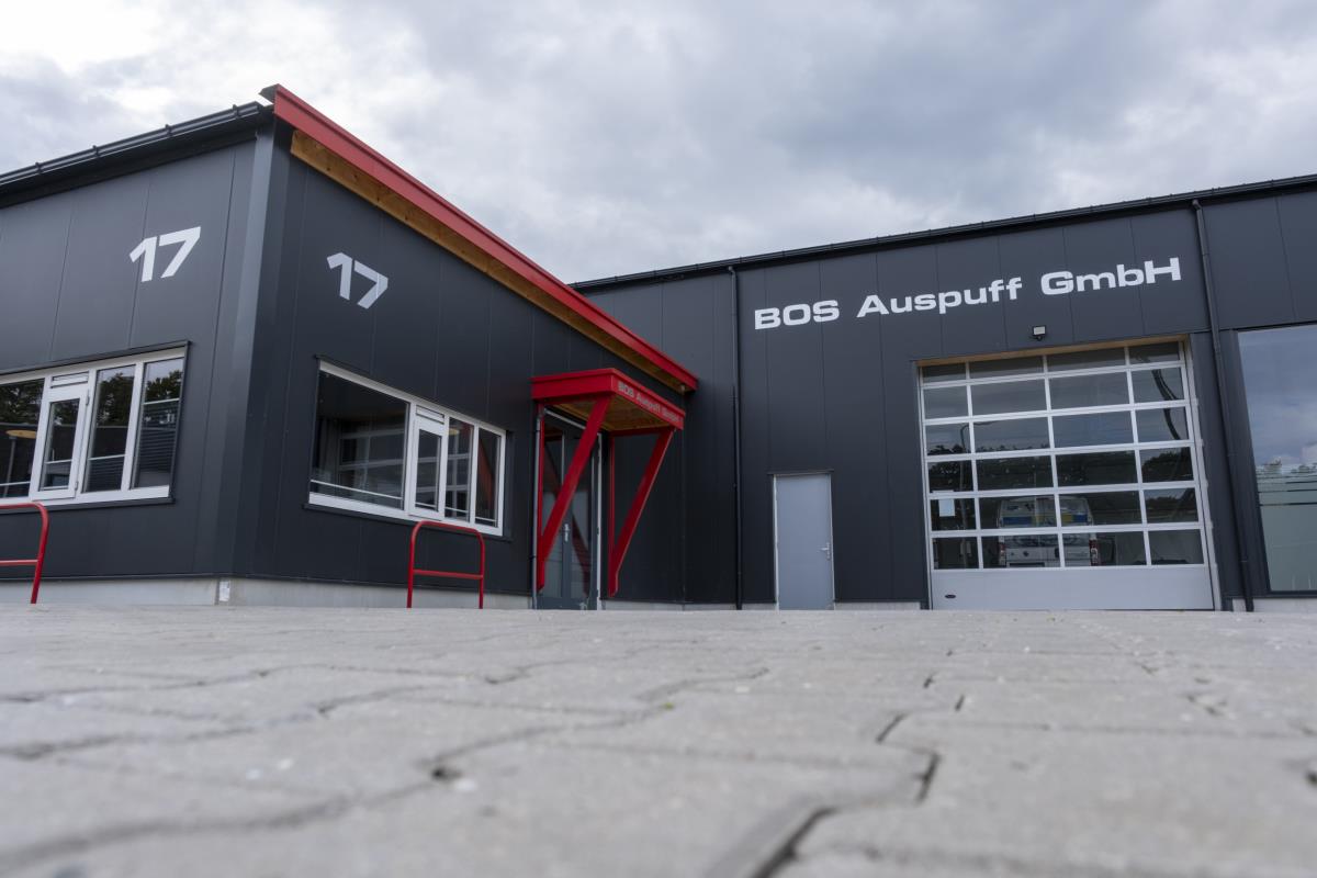 Außenansicht vom Eingangsbereich des Firmengebäudes von BOS-Auspuff